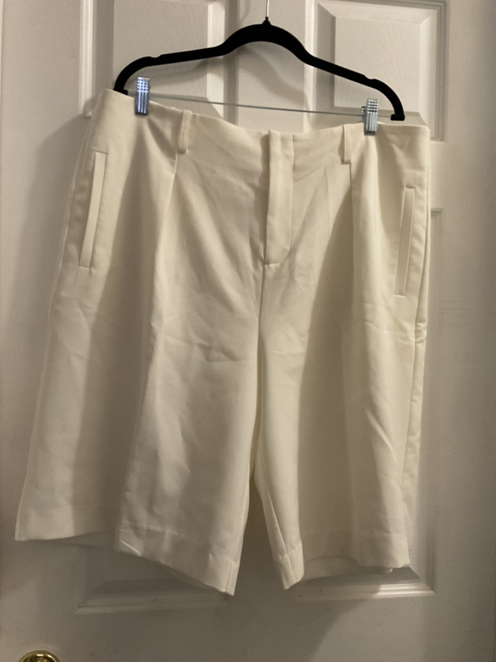 Gibson Latimer (Dillard’s) Cream Tailored Bermuda Shorts. New with tags.